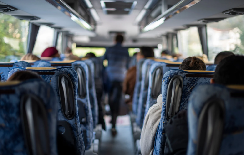 Interior de um transporte público