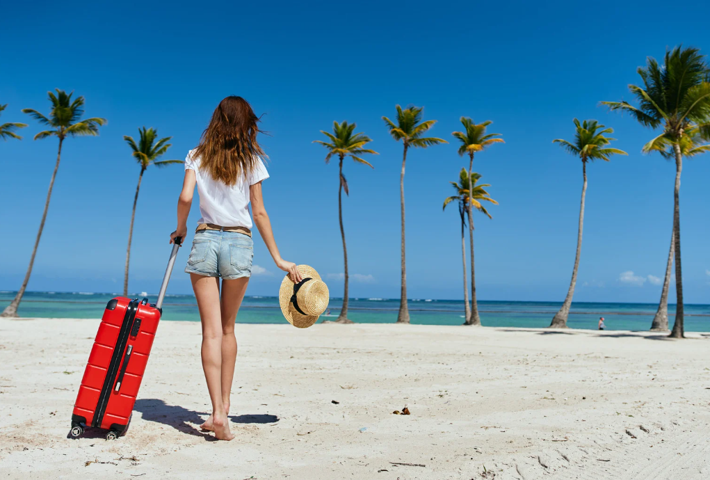 Moça em viagem á praia