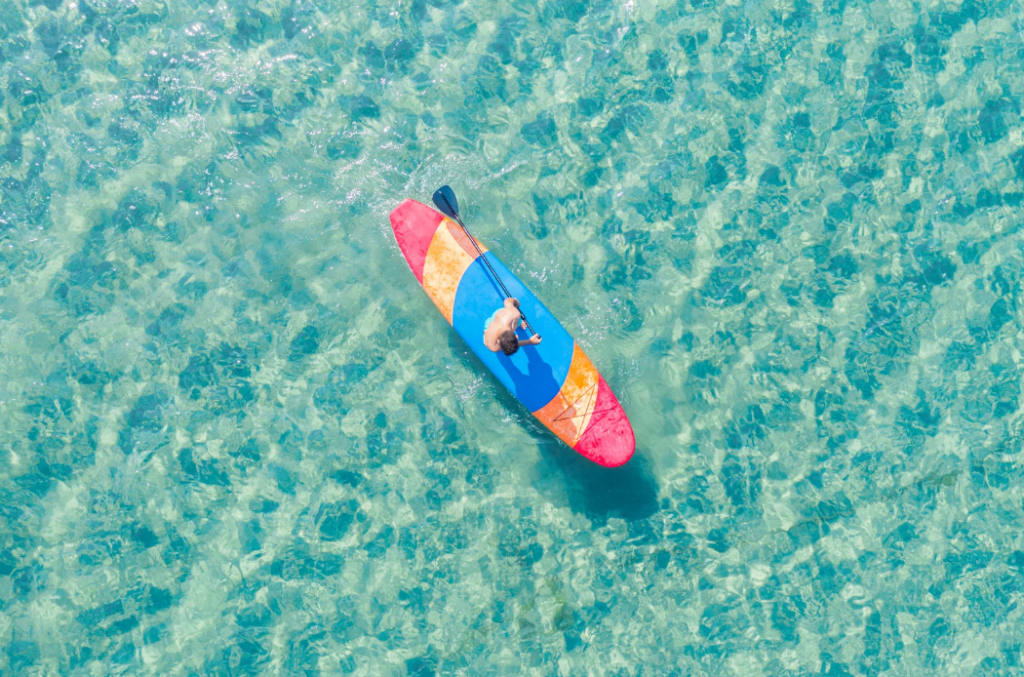 Rapaz praticando o Stand Up Paddle