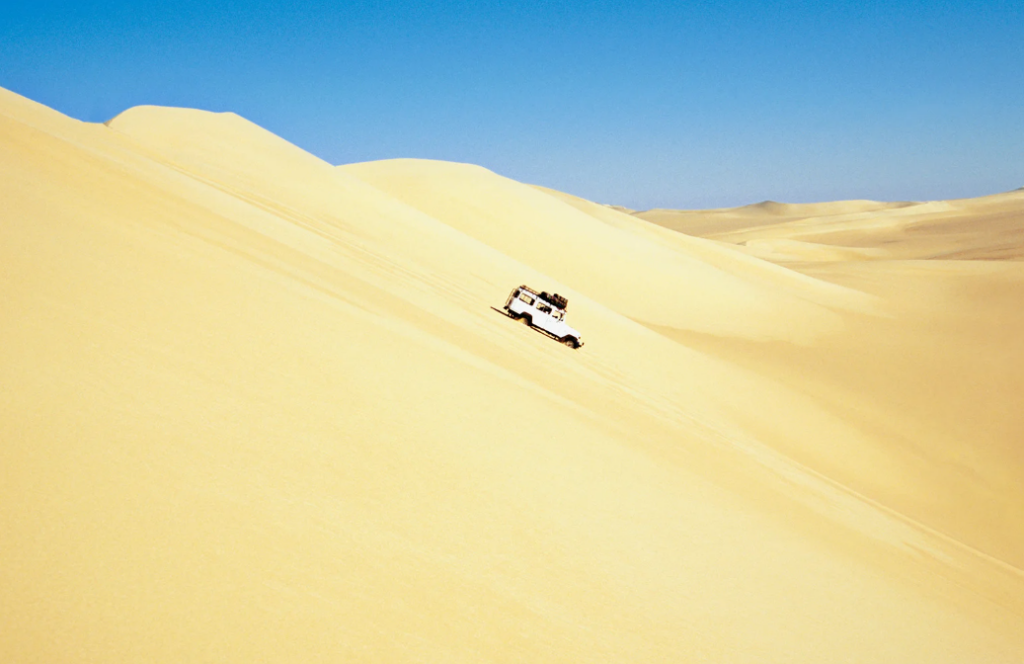 Jeep descendo as dunas