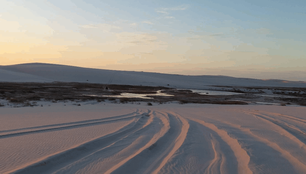 Caminhos traçados nas dunas dos Lençóis Maranhenses