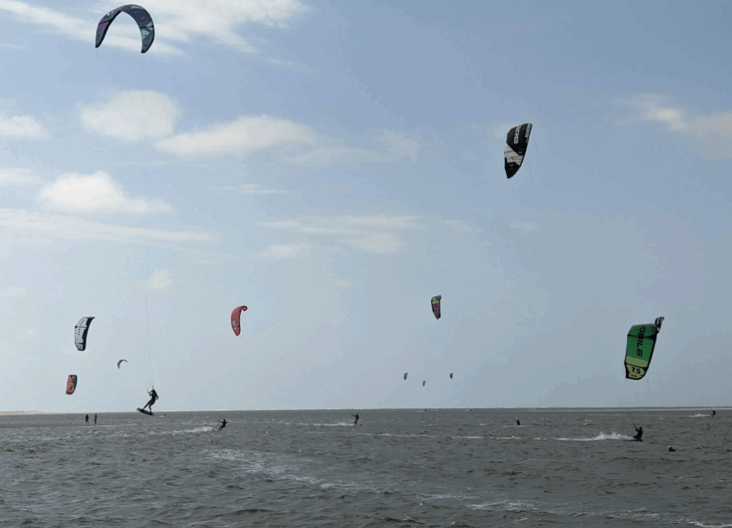 Kitesurf sendo praticado na praia de Atins