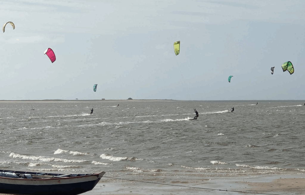 Kitesurfistas praticando na Praia de Atins