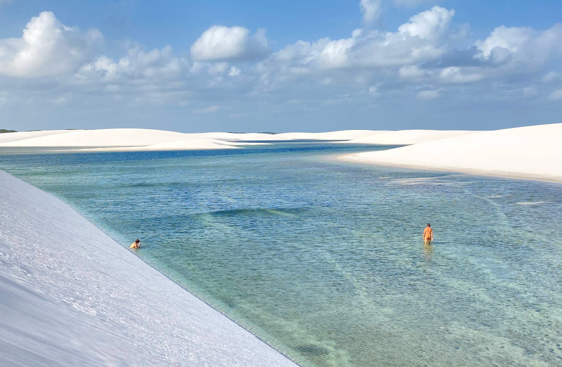 Turistas banhando em uma das lagoas dos Lençóis Maranhenses