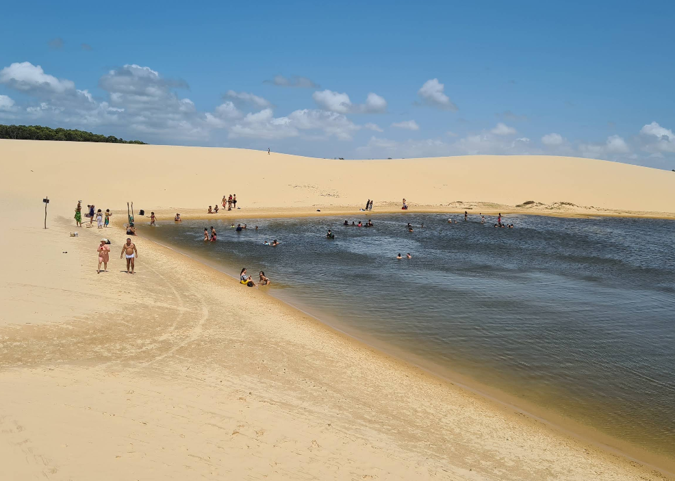 Turistas banhando em uma das lagoas dos Lençóis Maranhenses