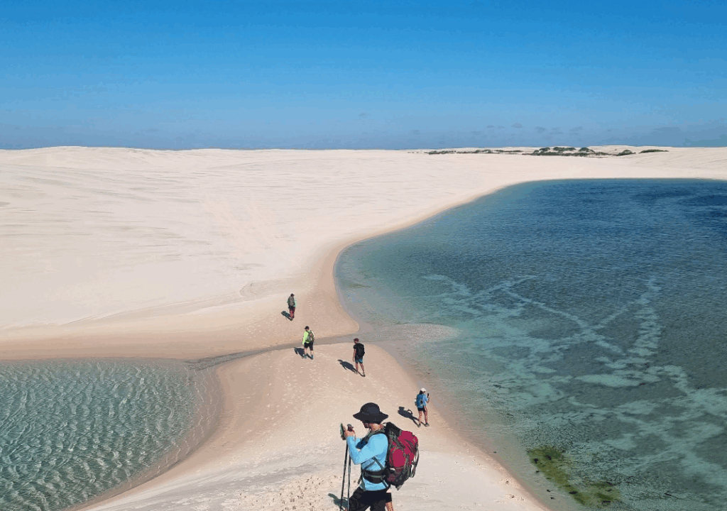 Turistas fazendo trilha nos Lençóis Maranhenses
