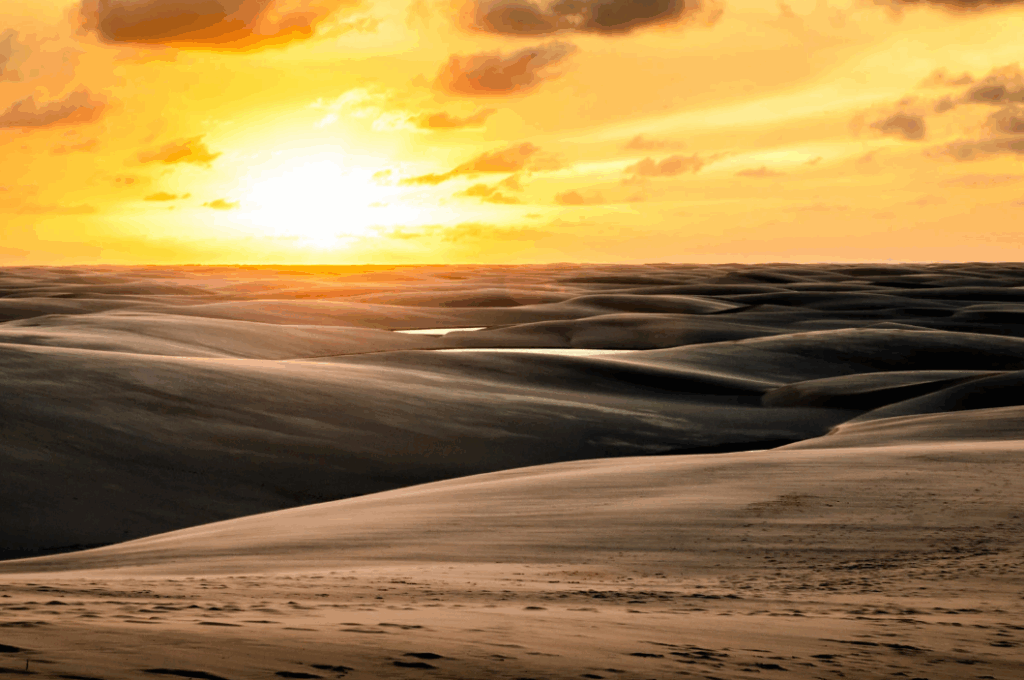 Sol ao longe nas Dunas dos Lençóis Maranhenses