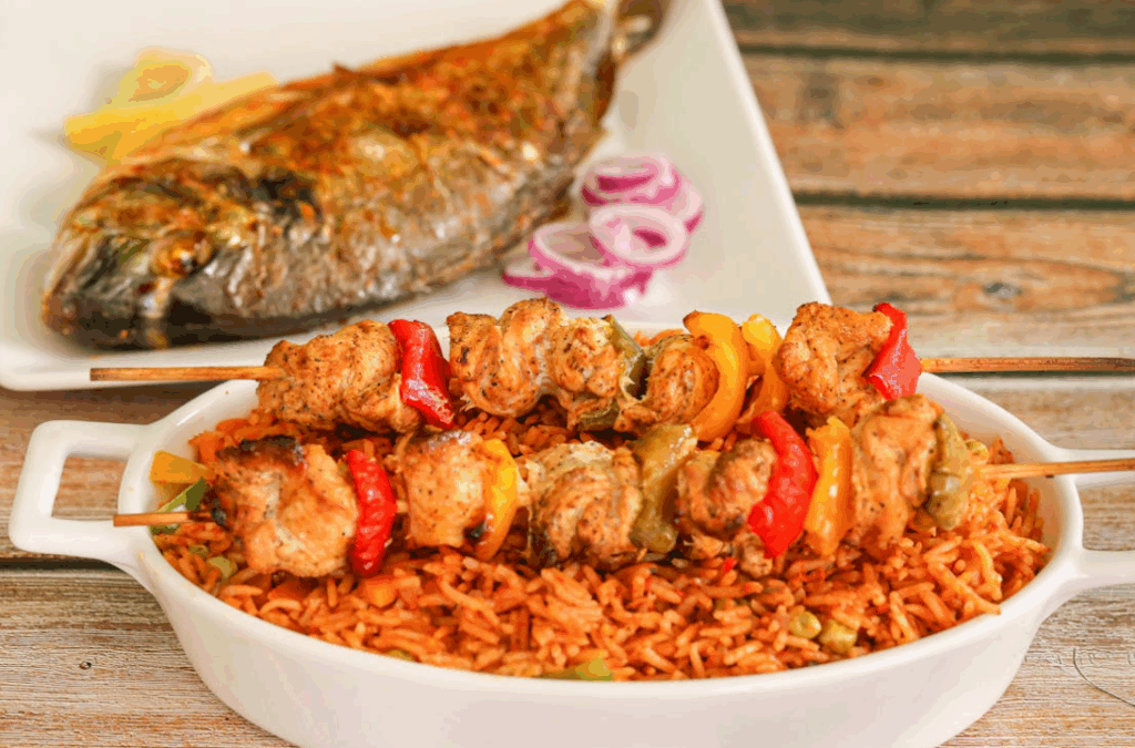 Peixe assado com espetinho de frango e arroz