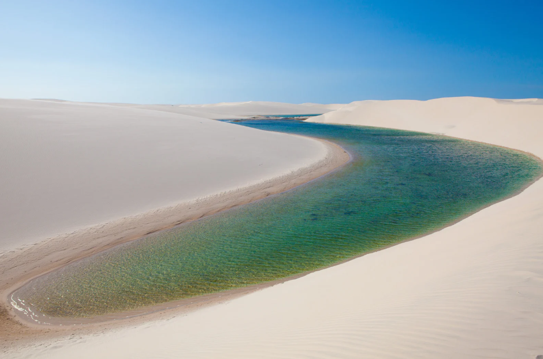 Lagoa formada em meio as dunas dos Lençóis Maranhenses