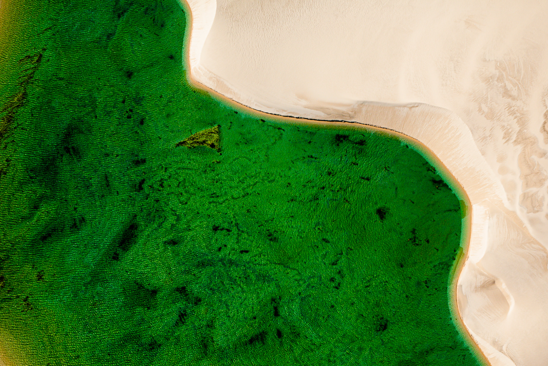 Lagoa rente as dunas nos Lençóis Maranhenses