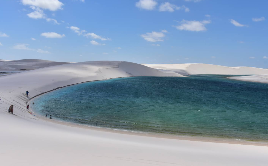 Turistas aproveitando uma das lagos de Santo Amaro nos Lençóis Maranhenses