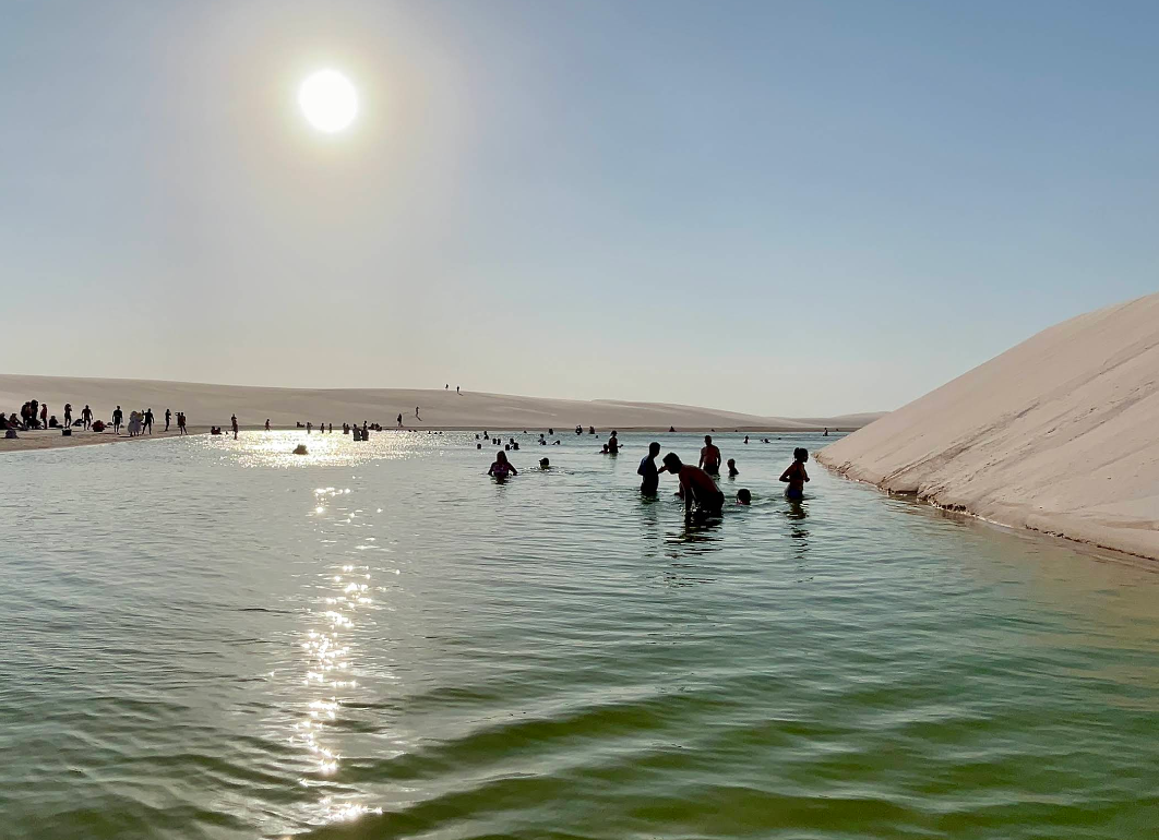 Banhistas desfrutando da Lagoa Bonita, uma das lagoas mais bonitas dos Lençóis Maranhenses