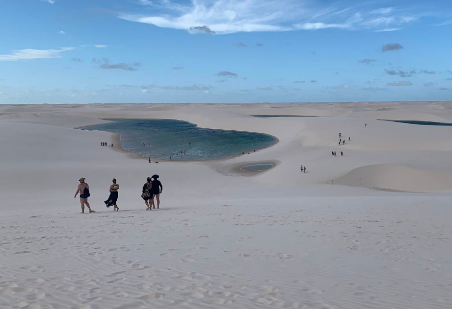 Turistas fazendo o circuito Lagoa Bonita nos Lençóis Maranhenses