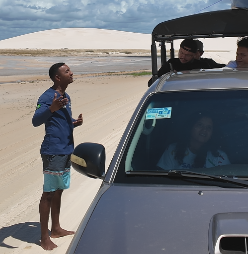 Guia dando instruções aos visitantes dos Lençóis Maranhenses