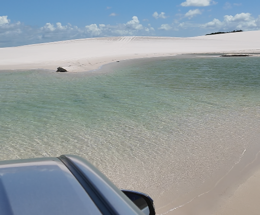 Trilha em jardineiras pelas Lagos de Santo Amaro, Lençóis Maranhenses